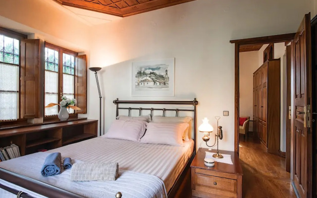 The Fountainhead Historic Chalet by JJ