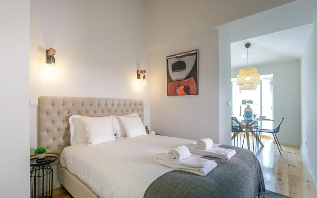 LovelyStay - Downtown Studio with Pool, AC and Balcony