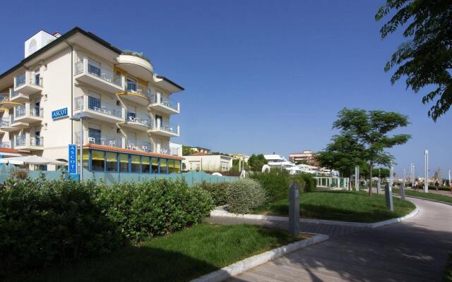 Hotel Ascot вид на фасад