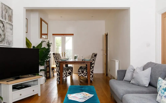 Lovely Seaside Villa Gardens 40 Metres to Beach