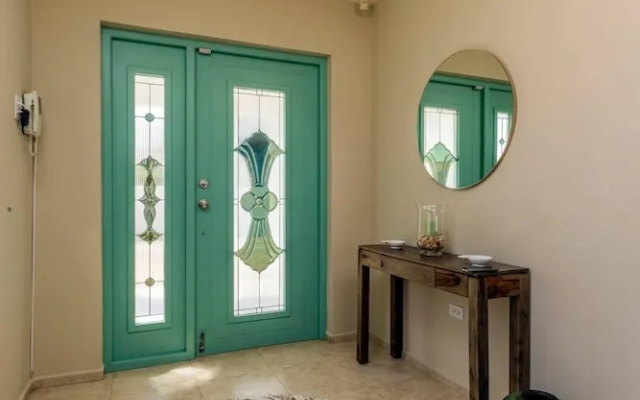 Remodeled Villa w 3BR Private Pool Esmeralda