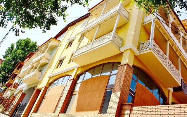 Отель Red Fox Guesthouse вид на фасад
