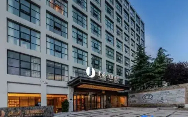 Jianguo Puyin Hotel (Qingdao Wusi Square Qingdao University Branch)