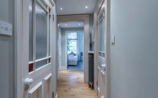 Lovely Chelsea Home Near the Thames by Underthedoormat