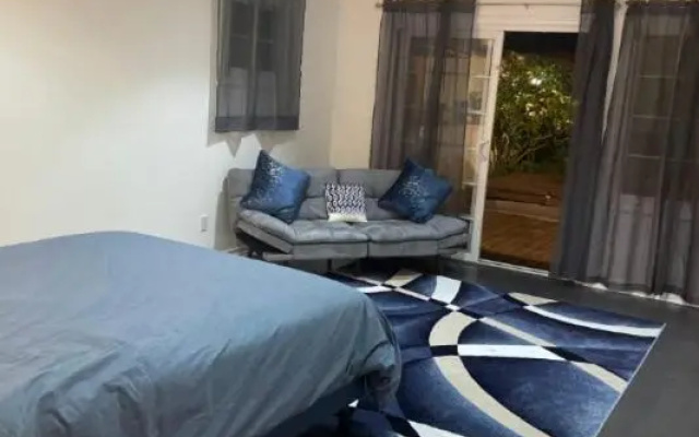 Spacious 1Bed, 1 Bath in Beverly Hills