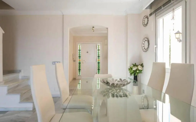 AR 18 Belgravia Club