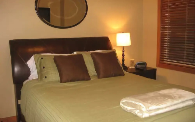 Sun Peaks Accommodation by Bear Country