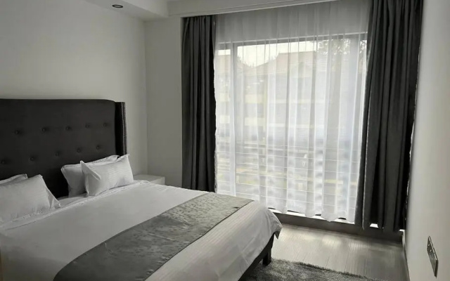 Lovely 2 br serviced apartment with pool