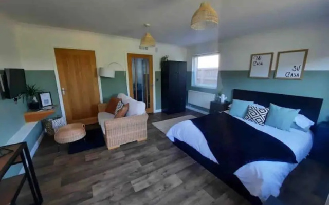 The Cwtch,Self Contained Coastal Annex Freshwater (Adults Only)