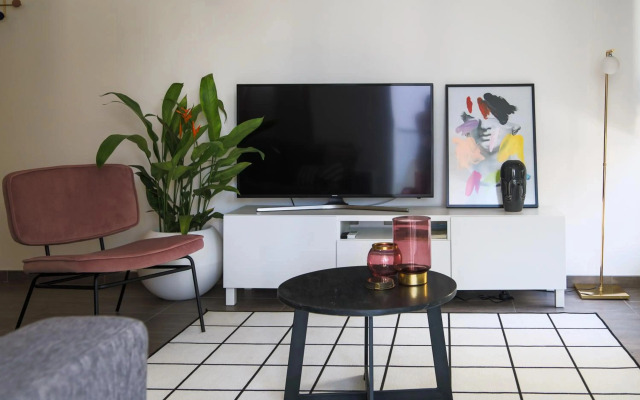 Phaedrus Living: City Luxury Flat Anemone 103