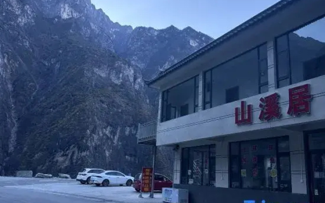 Mountain Stream Retreat Cliffside Homestay