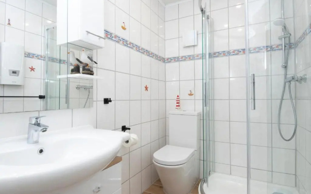 Wohnung 4, Leni