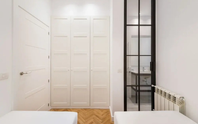 4pax. With 2 Bds. & 2 Bathrooms Next to Atocha Train Station