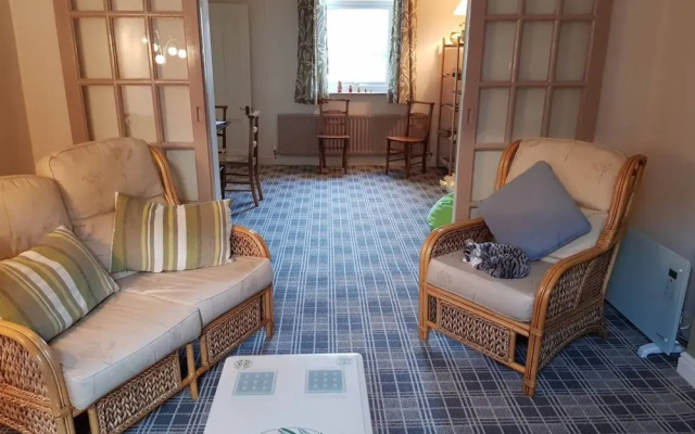 House - Sleeps 4 - Pets Ok - Parking - Garden