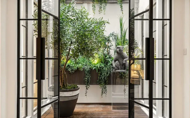 Luxury 3BR Mews Home w Courtyard AC Terrace