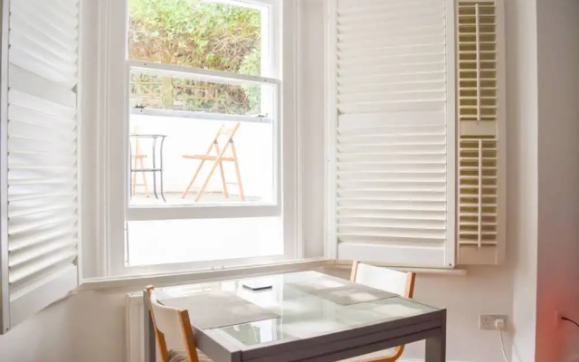 Modern Designer London Studio Flat With Patio