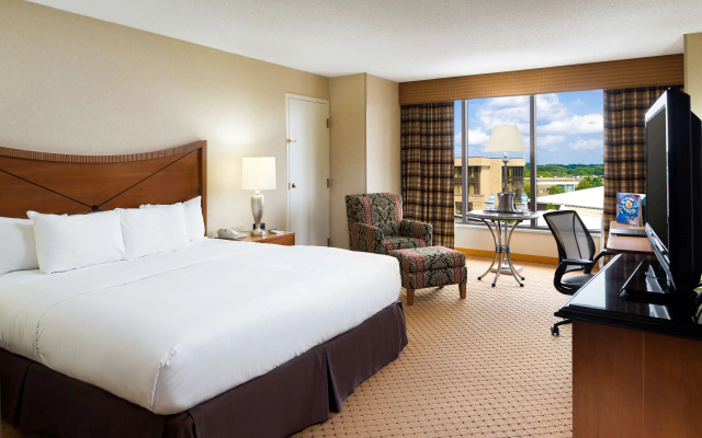 Отель DoubleTree by Hilton Washington Dulles Airport