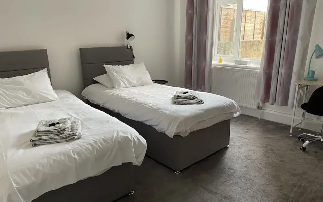 2-bed, Sleeps 4, Free Parking, Pets Allowed