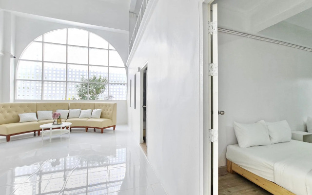 De'white Hotel