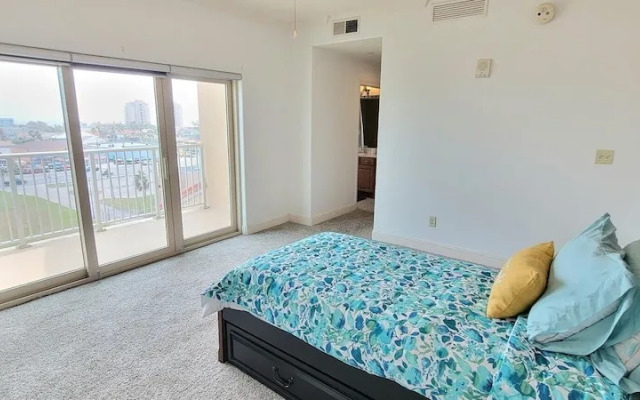Laguna Bay 3 Bedroom Condo by Redawning