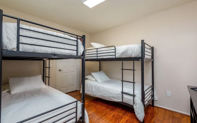 Comfort 3 Bedroom Condo by Redawning