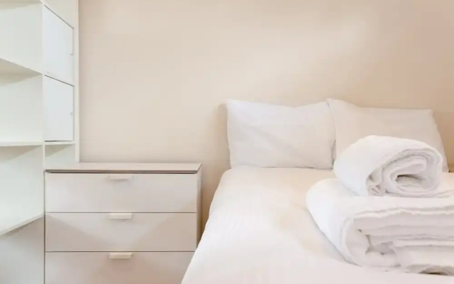 4 Bedroom Mews House in Kensal Rise