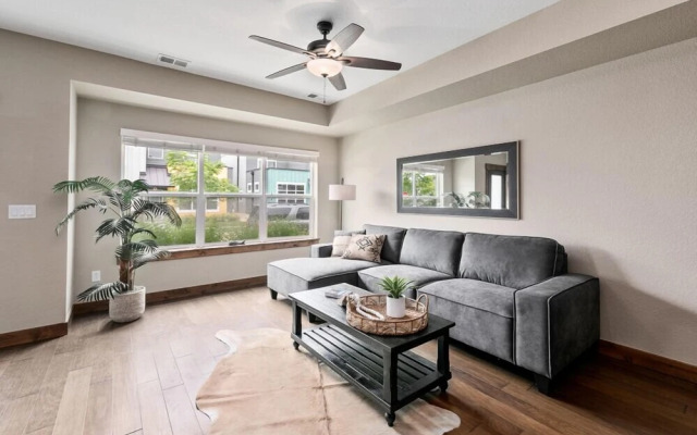 Spectacular Townhome near Breweries and River District!