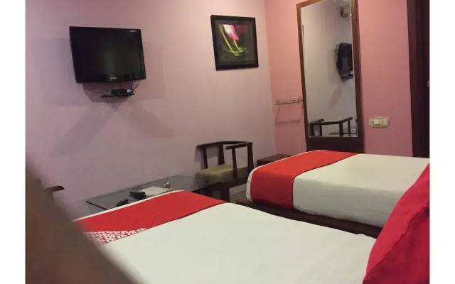 OYO 382 Madhura Inn