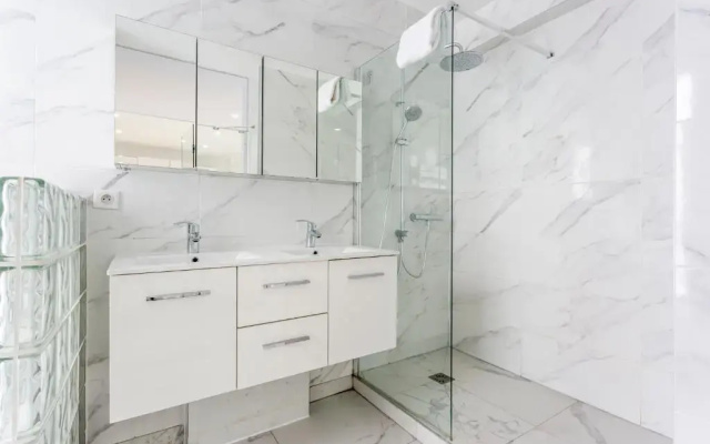 180 Suite Eden, Luxury Apt at Sacre Coeur
