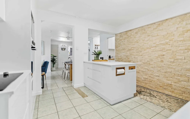Rainforest Reef Retreat - Esplanade Ground-floor Apartment