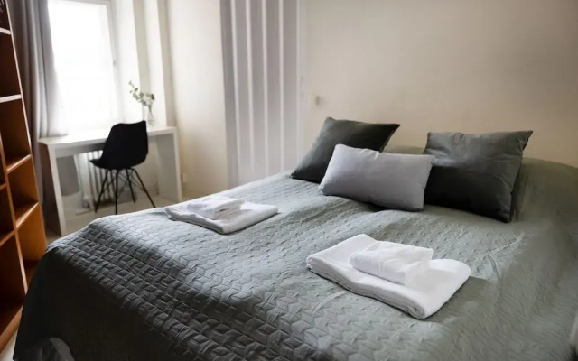 2ndhomes Cozy 2BR Home w Balcony & Sauna