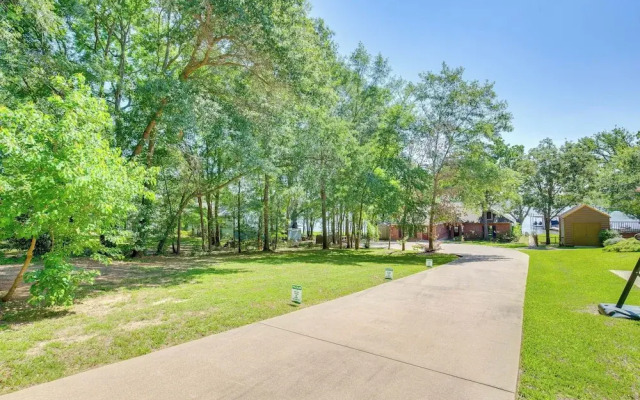 Views & Private Dock: Lakefront Eustace House!