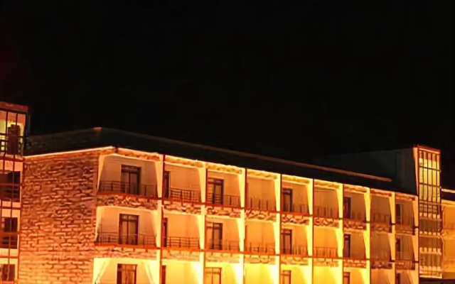 Yading Yizhan Hotel