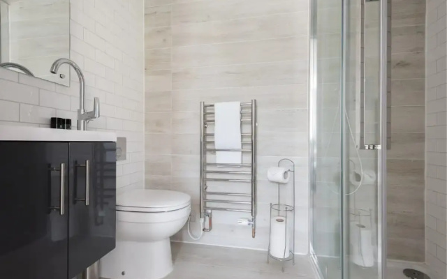 The Navy Court - Scandinavian Inspired 4BDR Central Home
