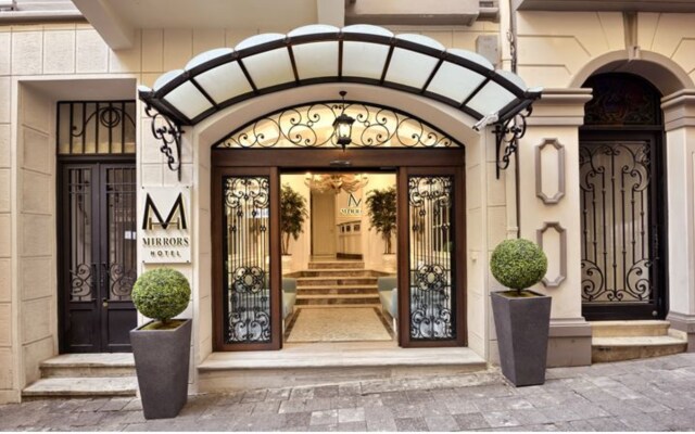 Mirrors Hotel вид на фасад
