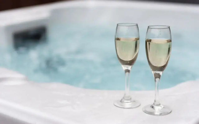 Birch Lodge 19 with Hot Tub