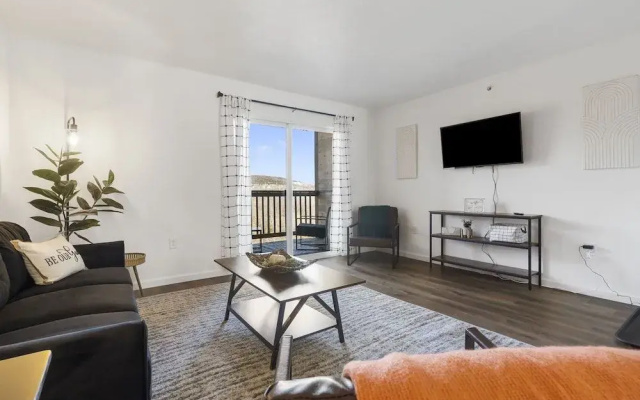 New Listing Vineyard Valley Views - Balcony