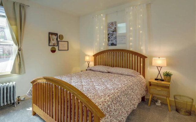 Walk to Restaurants & Shops: Apt in Pennsylvania!