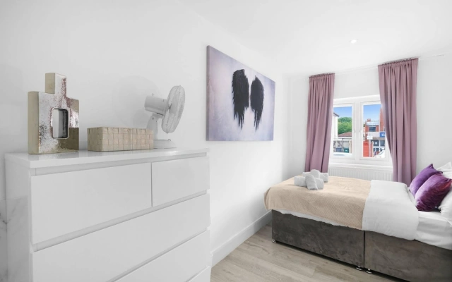 Modern 3 Bedroom, 2 Bathroom Home in Edgware