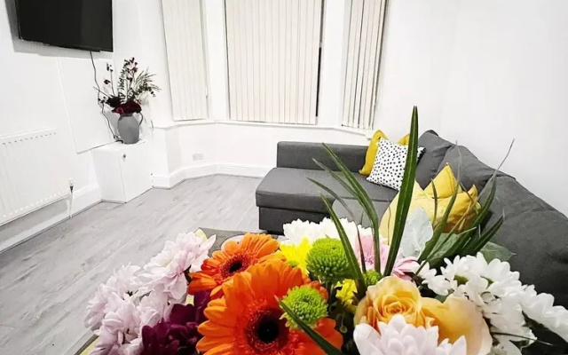 Impeccable 4-bed House in Manchester