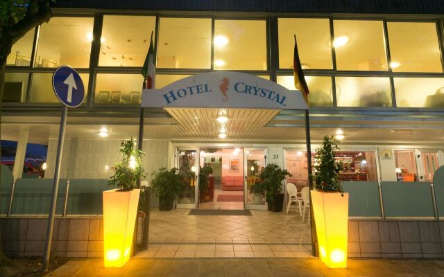 Hotel Crystal Римини вид на фасад