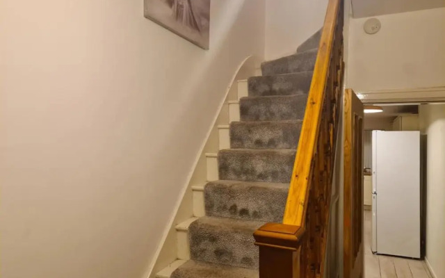 Impeccable 4-bed House in Bilston