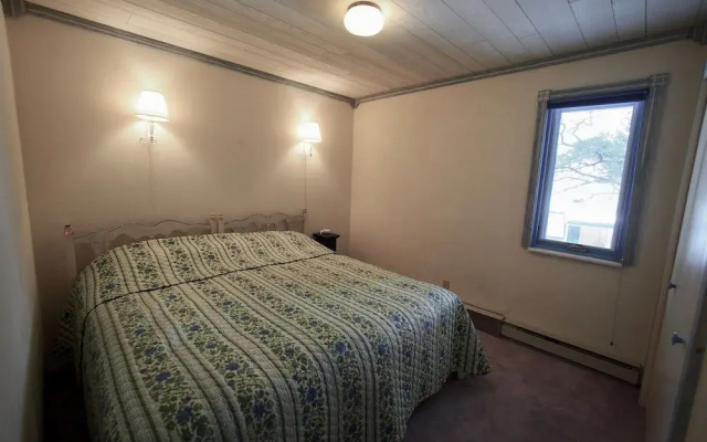 On Splendid Pond 4 Bedroom Cabin