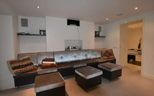 Lavish Holiday Home in Loosdrecht with Hot Tub