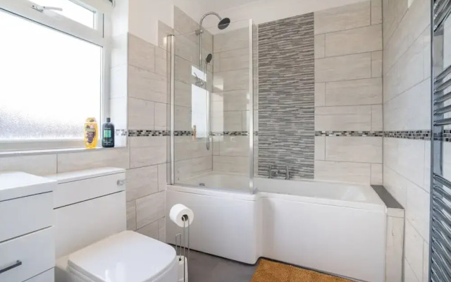 Stylish 3 Bed House-free Parking