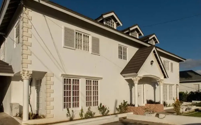 Lawrence Pool House