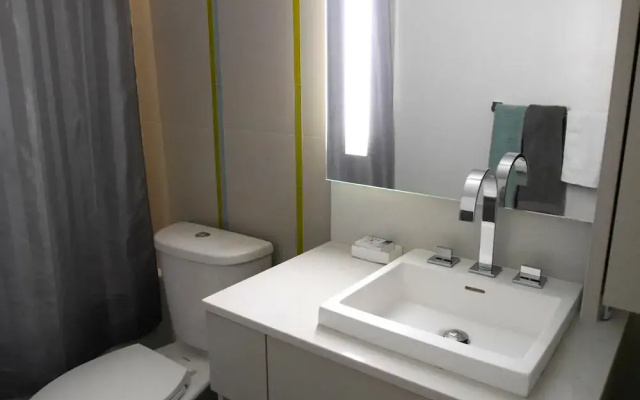 Modern 1BR Condo - Stunning View