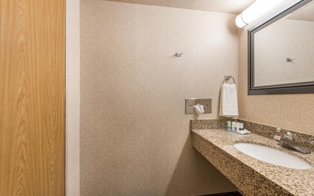 Quality Inn & Suites Portage Central