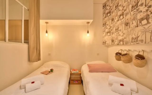 New Stunning 4 Bdrs Apt, With AC – Le Marais