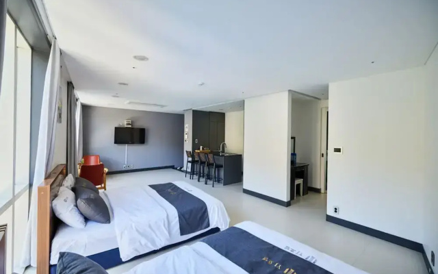 Crest72 Hotel